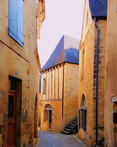In a quiet street in the historic center, very nice apartment with a kitchen open to a large living room, two bedrooms, a bathroom. Contact Frédéric ROUSSEAU - IMOCONSEIL representative ... ... Information on the risks to which this property is expos...