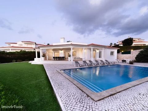 Moradia isolada de 4 quartos, localizada no prestigiado resort da Praia del Rey | Óbidos. Esta propriedade está inserida num lote de terreno com 1.129m2, adjacente ao campo de Golfe, e possui uma área de construção de 212,4m2. Projetada pelo arquitet...