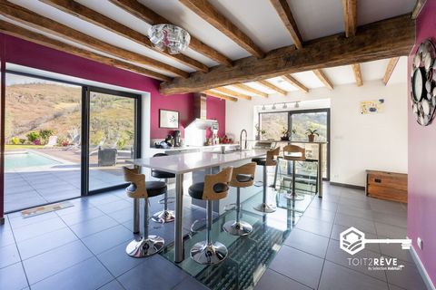 Exclusive! Assured crush! Magnificent view of the mountains for this very beautiful renovated 19th century farmhouse with an area of 240m² of living space. You will benefit from the calm and an exceptional view 40 minutes from Bayonne, 25 minutes fro...