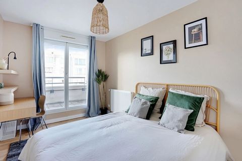 Make this room your new home! This 10 m² bedroom has been completely redesigned and decorated by our team of architects. Its white and beige tones separate the sleeping and working areas. Rented fully equipped, you'll also find a built-in dressing ro...