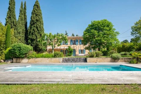 The Bec-Capron Immobilier agency, specializing in charming and prestigious properties in Aix-en-Provence, offers for sale this lovely property with an area of around 340 m2 on very beautiful landscaped grounds of around 5,000 m2. The main house compr...