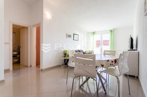 Podstrana, on the third floor of a maintained four-story building, there is a one-room apartment with a covered balcony. It consists of an entrance hall, kitchen with dining room, living room, bathroom, one bedroom and a spacious balcony. The area of...