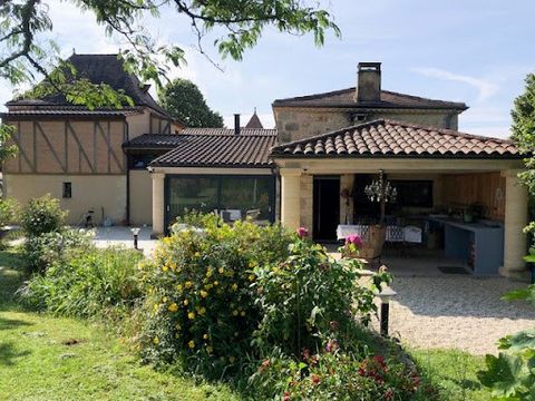 I en grön och lugn miljö ligger detta fantastiska hus, redo att flytta in. Pris 475.000 euro, förmedlingsavgifter betalas av säljaren. Letar du efter ett bekvämt hem i Dordogne, där det franska livet fortfarande har en autentisk karaktär, då har du k...