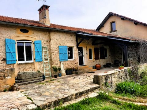You love old stone, with large, bright living spaces, and a modern, comfortable interior? This house hides its secrets well. You have to see it in person to feel it. Only 10 minutes from Capdenac and 45 minutes from Rodez. Set in over 6 hectares of l...