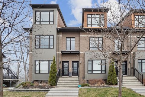 Superimposed townhouse built in 2016, located at the corner of the unit in a family and peaceful neighborhood. Presence of windows on 3 sides, offering a beautiful brightness. The unit served as a model house for 2 years, only inhabited from 2018. Id...