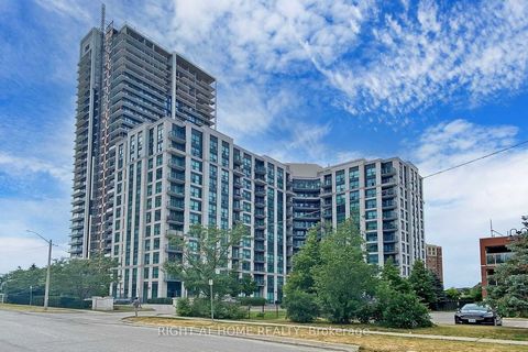 Welcome to this stunning one bedroom plus den Penthouse Condo in the heart of Richmond Hill. Ideal for first time home buyers , downsizers or investors (average rent is $2500/Month). This unit was freshly painted and recently renovated with quartz co...