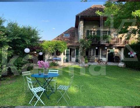 Magnificent property built in 1826 and completely renovated with great taste in 2019. Located on a generous plot of 980 m2, this large building of 244 m2 of living space harmoniously combines the cachet of the past with contemporary comfort. Ideally ...