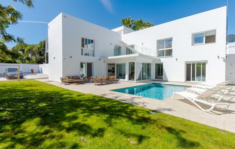 Located in Nueva Andalucía. Stunning independent villa for sale in Nueva Andalucia! This fully renovated property is located just 5 minutes away from Puerto Banus. With a spacious living area and an open kitchen, it offers direct access to a sunny te...