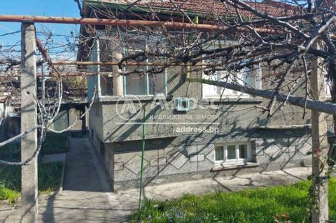 Address Real Estate presenteert een huis met een erf op slechts 15 km van de stad Bansko. Plovdiv. De woning beschikt over: twee slaapkamers op het zuiden; Keuken met kitchenette en terras. In het souterrain bevinden zich drie kamers. Het perceel is ...
