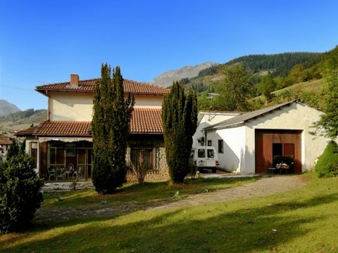 Great investment opportunity in Liébana! A house for sale to renovate and land in a privileged location, just 2.5 km from Potes. The complex has a total floor area of 3001 m2, offering various possibilities for the development of projects. The urban ...