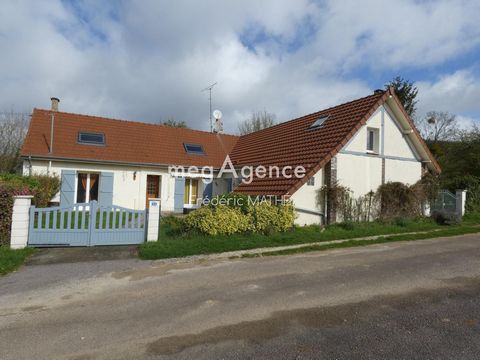 This house, built in 1842 and completely renovated, is located in the host country, close to the A5 motorway and a few minutes from Troyes. It is located on a plot of 1336 m², not overlooked (near a cemetery), at the exit of the village. On the groun...