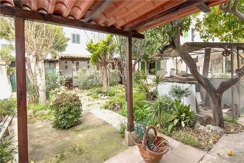 Detached house with garden on a plot of approximately 290m2. This house of approximately 200m2 and consists of 2 living rooms with fireplace, fitted kitchen, 4 bedrooms, 3 bathrooms, porcelain stoneware floors, porch of 20 m2 approx., garden of 100m2...
