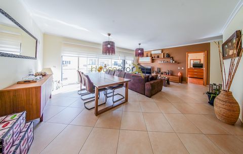 Discover the perfect combination of space, technology and design in this splendid 3 bedroom duplex apartment with sea view in Olhão. With a generous area of 197 m², this property stands out for its modernity and features thought out in detail. Equipp...