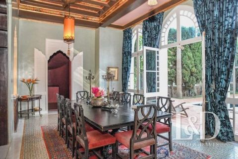 Magnificent property perched on the heights of the city of Tangier. This property with a living area of approximately 1000m2 built from 1995 to 1998 on 2624m2 of land and on 3 levels is unlike any other, delicately placed on the heights of the hills,...