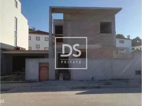 3 bedroom villa under construction, Monserrate, Viana do Castelo. Excellent villa under construction (with the possibility of some changes), extremely functional and of modern architecture. It consists of: Ground floor : â¢ A kitchen • A dining room ...
