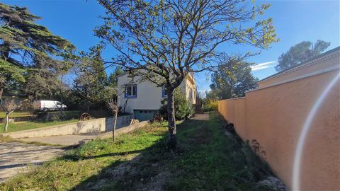 On Pont Saint Esprit, 10/15 minutes walk from the city center, the Le TUC Immobilier de Bollène agency offers you this house of 127.95 m2 of living space on 1050 m2 of land. This house is made up of two accommodations: - On the 1st floor 93.02 m2 of ...