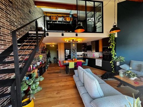 60m² duplex with 14m² west-facing terrace in Cannes La Bocca Commercial agent located in 06 presents his new product to you. Welcome to this loft with industrial charm, ideally located close to all amenities. Benefiting from an unobstructed view, thi...