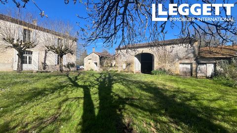 A27908CAH33 - This characterful property is located just a few minutes from the shops and market of Sainte Foy la Grande. Although semi-detached, it has 10 hectares and many outbuildings as well as a small house to renovate leaving the possibility of...