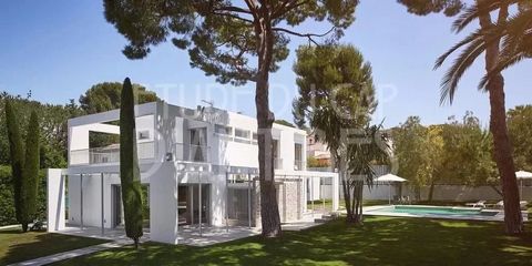 Magnificent architect house, located on the west side of Cap d'Antibes, near the beaches, quiet, with sea view from the 1st floor. Located on a flat garden of 1700 m2 beautifully wooded and landscaped, enjoying a triple exposure (East, South and West...