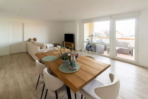 Ref 68055GBL: In the town of Evian, a stone's throw from the city center on foot and in a quiet area, here is a spacious, bright and well-oriented type 3 apartment. It consists of a very large living room with kitchen open to the living room which it...