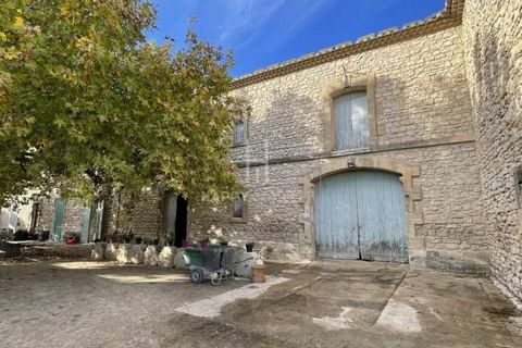 Agricultural estate, old semi-detached farmhouse with all its outbuildings on 1.3 hectares of south-facing land. Very pleasant stone Mas of 210 M2, with living room and old bread oven of 55 M2, toilet, corridor, South kitchen of 15 M2, scullery, boil...