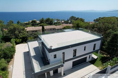 Les Issambres - Splendid SEA VIEW for this NEW contemporary VILLA WITH REDUCED NOTARY FEES, villa of approximately 260 m2 which offers entrance facing elevator, Suite 1 with dressing room and shower room, hallway, suite 2 with dressing room and showe...