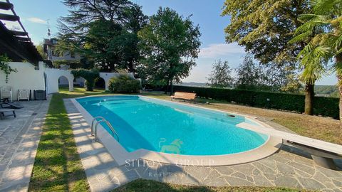 In der wunderschönen natürlichen Umgebung der Gemeinde Vergiate in der Provinz Varese steht diese prächtige historische Villa von über 600 Quadratmetern auf 4 Ebenen, umgeben von einem 2275 Quadratmeter großen Park mit jahrhundertealten Bäumen und ei...