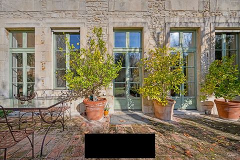 10 minutes from Nimes, in the center of the village, this 300 m2 bourgeois house and its intimate 700 m2 garden with swimming pool is sure to spark your interest. We discover several living rooms in a row with a surface area of 70 m2 bathed in light ...