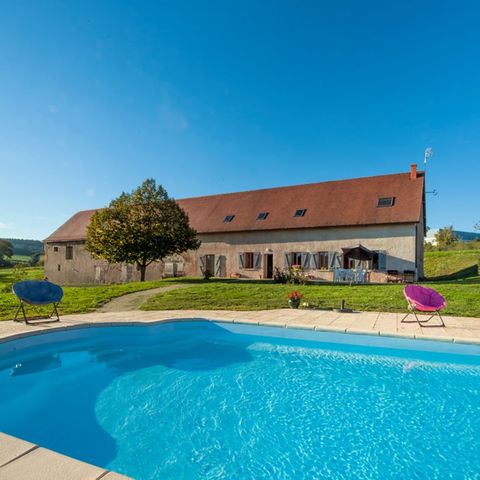 Old farmhouse renovated (by a building professional) with great amenities and still great possibilities, The house consists of: a room of 31 m2, an open fitted and equipped kitchen of 17 m2, a living room of 51 m2 with insert fireplace and bar, a mas...