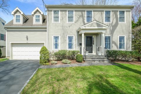 Pristine Center Hall Colonial on a tranquil, residential street in the Haviland Manor section of White Plains. This sun-filled home checks all the boxes! Built in 2002, this 3500 square foot home has the perfect floor plan for family living and enter...