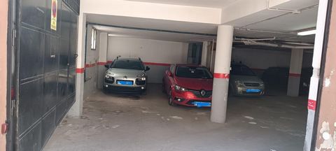 Très grand garage à vendre, actuellement il y a deux voitures et un terrain. Il est situé sur la Plaza de San Miguel de Jaén. Accès facile dans un parking difficile. Idéal investissement, il est actuellement loué.