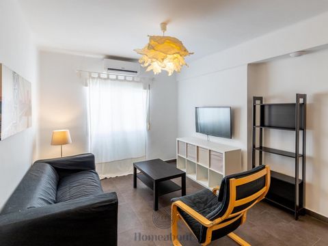 Bright apartment composed of two double bedrooms and one bathroom, located in a modern building, just few minutes walking from Plaza de la Merced.The flat is located on a second floor, accesible ONLY BY STAIRS. The main terrace does not belong to the...