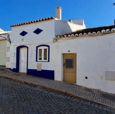 Fully renovated townhouse in the historical centre of Silves, Algarve 2 bedrooms, 2 bathrooms Fully equipped: dishwasher, washing machine, oven, microwave, fridge, vacuum cleaner, BBQ, air-conditioning etc... Fiber internet 2 Smart Tv Walking distanc...