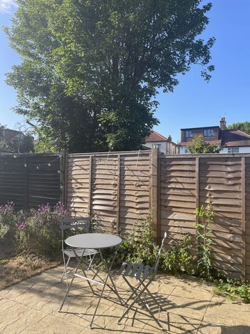 Welcome to our charming London flat, a delightful oasis tucked away in the serene residential area of Winchmore Hill. Key features: Peaceful cul-de-sac location with free parking and zero road noise Cosy double bedroom with large wardrobe Beautiful, ...