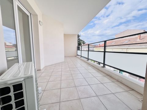 TOULON COUDON IMMOBILIER offers you in a recent secure and closed condominium, on the second floor out of three with elevator, this 3-room apartment of more than 60m2 in perfect condition divided as follows: living room opening onto a terrace, equipp...