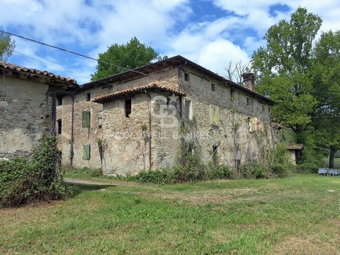 Levizzano - Castelvetro di Modena In a valley, immediately south of Levizzano Rangone, the context appears very rich in flora and fauna and more precisely in vineyards and fodder crops for cattle feed. The land hosts the ruins of four ancient rural b...