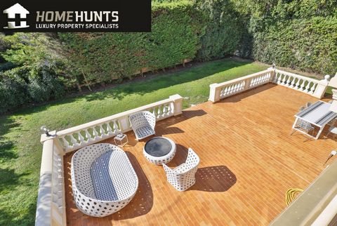 Beaulieu-sur-Mer, in one of the most exclusive condominium with swimming pool, close to beach and shops. very pleasant apartment/villa in perfect condition, Laid out over two floors, 140 m2, benefiting from a vast garden (approximately 300 m2) and la...