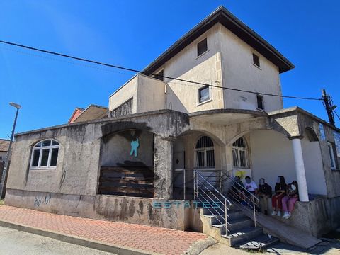 Pakoštane, a spacious detached residential and commercial building with a gross living area of 620 m², over four floors, on the land plot of 310 m². In the basement lies a garage that can accommodate 6-7 vehicles and two storage rooms of 27 m2. There...
