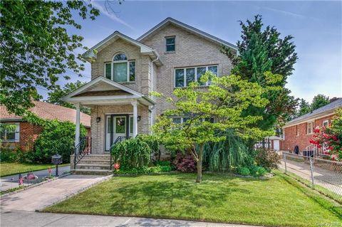 Well maintained detached brick Colonial home in the sought-after area of Whitestone on an oversized 6400sqft lot (150x42) w/detached 1.5 car garage, covered patio & still room for pool! Home features beautiful hardwood flooring throughout and tons of...