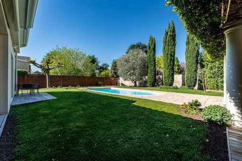 The Sandra Viricel Immobilier agency is pleased to present this beautiful house of about 200m2 on its plot of 700m2 in the highly sought-after area of Les Essarts in the town of Bron. The house consists of a beautiful entrance opening onto a large ca...