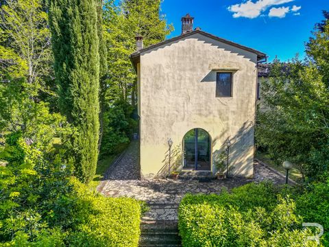 This beautiful villa, which offers a high degree of privacy and tranquillity, is perfect for those looking for a peaceful place to unwind and enjoy the beauty of nature. The house, built in 1700 and renovated with great attention to detail in 1999, i...