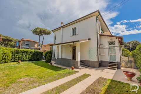 This elegant semi-detached house with a large garden is in an excellent location just 200 meters from the sea. Close to the pine forest and just a few minutes' walk from the Viareggio promenade - this is an excellent location in one of the most sough...