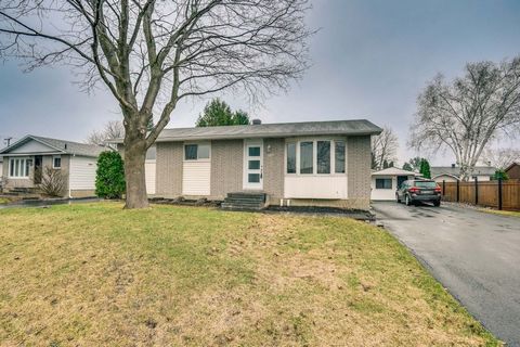 Magnificent bungalow of 1040 square feet located on an oversized lot of 70 x 93 feet, large shed that can be used as a workshop, fully finished basement with gas fireplace in the living room. Large, well-lit rooms. 2 full bathrooms and more. A visit ...