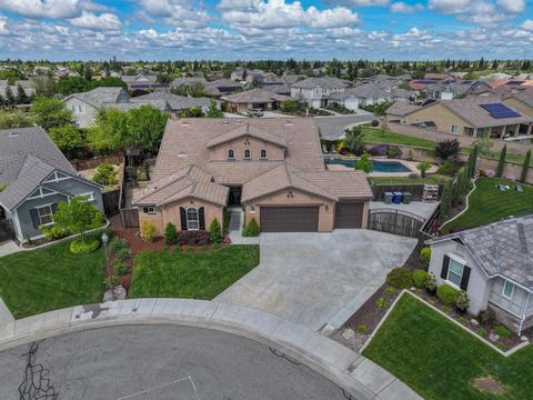 Resort Living in the Heart of Clovis! Set on an Oversized cul de sac lot, this Home is Spectacular! The front walkway greets you with Beautiful climbing flowers & plantings. Spacious and Open Floorplan includes a large Kitchen with extended Eating Ba...