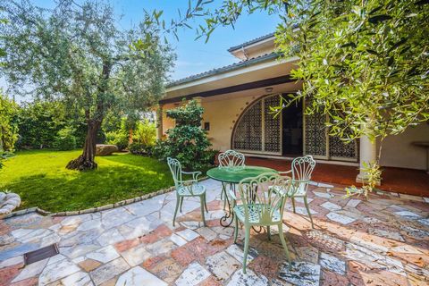 Welcome to Villa Marta, an exclusive residence located in an enchanting position with a spectacular view of the lake! This prestigious residence, made up of just 6 apartments, is ideal for those wishing to experience the best of Bardolino. The villa ...