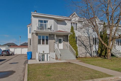 Bright triplex composed of 5 1/2 (3 bedrooms), with rental income increasing from $33,720 to $34,980 as of July 1st. No immediate neighbors at the back, 10 minutes from Deux-Montagnes train station and close to the hospital! Quick highway access. All...