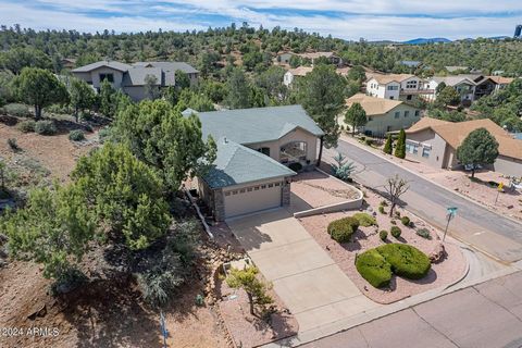 Stunning 3 bedroom, 2 bath home with majestic views! Immaculate home with open floor plan, gourmet kitchen, wood floors throughout and phenomenal picturesque windows overlooking the Rim. Gourmet kitchen boasts stainless steel appliances, double ovens...