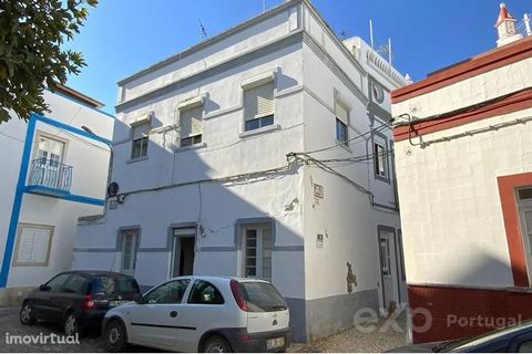 Maison traditionnelle, avec 3 façades, dans le centre-ville d’Olhão, ayant besoin d’être réhabilitée, mais toujours en bon état de récupération. Le fait qu’il ait 3 façades favorise la luminosité dans toutes les pièces de la maison, ce qui est un fac...