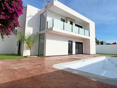 NIEUWBOUW VILLA'S IN FORTUNA~ ~ Nieuwbouw villa's in Fortuna, Murcia.~ ~ Onafhankelijke villa gebouwd over 2 verdiepingen en heeft 3 slaapkamers, 2 badkamers, 2 kleedkamers, open keuken met de woonkamer, garage, privé tuin met zwembad.~ ~ ~ De stad F...