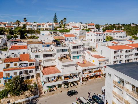Apartamento T1, com varanda orientada a sul, localizado a apenas 200m da praia de Carvoeiro. Carvoeiro, é uma Vila localizada no Algarve, cheia de encanto e conhecida pela sua diversidade paisagística, passadiços nas Arribas, vários comércios, lojas ...